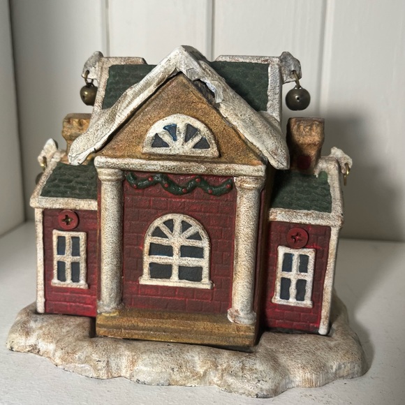 Cast iron Christmas 🎄 village banks - Picture 5 of 13